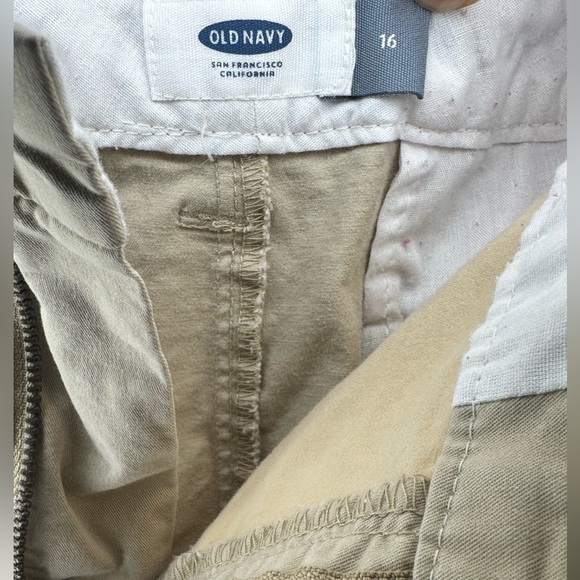 Old Navy Women's Khaki Flat Front Shorts - Picture 3 of 3